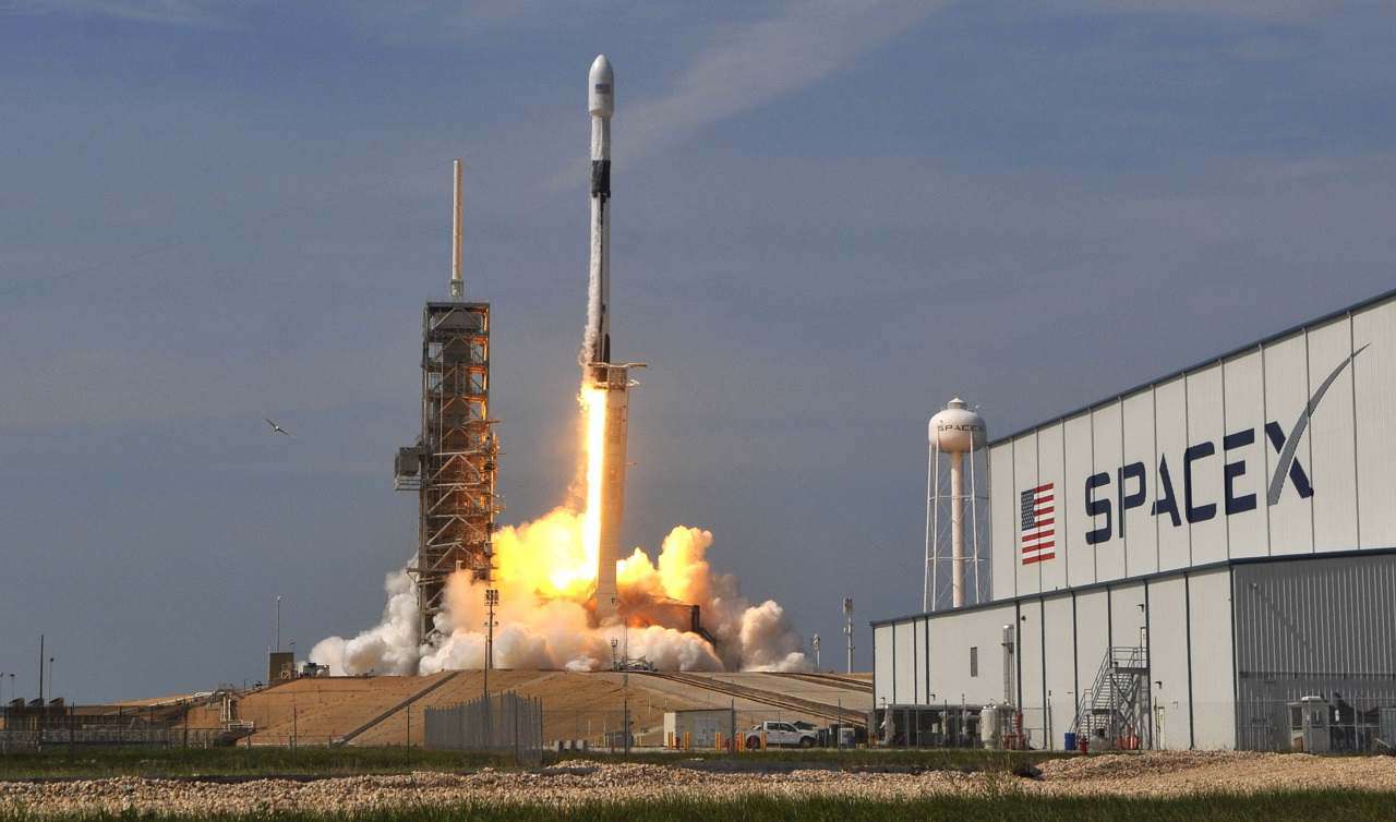 تصاویری از 60 ماهواره آماده پرتاب در ایستگاه SpaceX منتشر شد