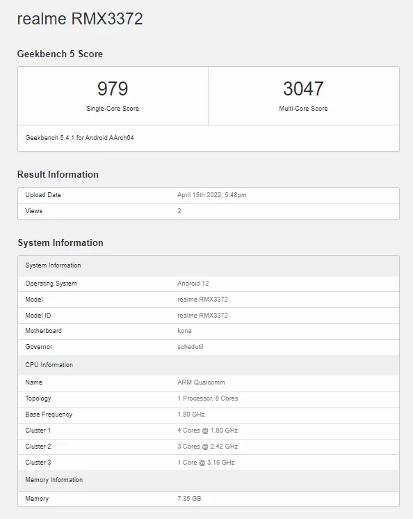 پس از عرضه گوشی موبایل GT Neo 3 کمپانی Realme به بازار، اکنون نوبت به نسخه تحلیل یافته آن تحت عنوان GT Neo 3T رسیده است تا به‌عنوان جایگزینی بر دستگاه GT Neo 2T نسل پیشین روانه قفسه فروشگاه‌ها شده و کاربرانی که از محدودیت بودجه بیشتری برخوردار می‌باشند به سمت و سوی آن جذب شوند. اسمارت‌فون تازه‌نفس معرفی شده موفق به کسب امتیازات تحسین‌برانگیزی (979 در بنچمارک تک هسته‌ای و 3047 در بنچمارک چند رشته‌ای) در نرم‌افزار Geekbench 5 شده است که نشان از کارایی مناسب و مطلوب آن دارد.  گوشی موبایل Realme GT Neo 3T به چیپست اسنپ‌دراگون 870 کمپانی کوالکام مجهز شده است که در فرکانس مرجع 1.80 گیگاهرتز به فعالیت پرداخته و در مواقع لزوم با بوست آن به 3.19 گیگاهرتز کارایی فراتری را در اختیار کاربر قرار می‌دهد. از جمله دیگر مشخصات فنی می‌توان به هشت گیگابایت حافظه اصلی و سیستم‌عامل آندروید 12 اشاره کرد. در مشخصات فنی دستگاه اشاره‌ای به پشتیبانی از مقدار ولتاژ 11 ولت و جریان 7.3 آمپر شده است که نمایانگر توان 80 وات در شارژ سریع می‌باشد. این رقم از 65 وات در نسل قبل افزایش پیدا کرده است.  اسمارت‌فون تازه‌نفس Realme GT Neo 3T به یک صفحه نمایشگر 6.62 اینچی مبتنی بر پنل AMOLED مجهز شده و پشتیبانی از فرکانس 120 هرتز را در کنار وضوح تصویر +FHD نیز ارائه داده است. پیکربندی دوربین شامل یک سنسور 16 مگاپیکسلی IMX471 به‌عنوان دوربین سلفی، یک سنسور 64 مگاپیکسلی OmniVision OV64B با لنز عریض، یک سنسور 8 مگاپیکسلی IMX355 با لنز فوق عریض و یک سنسور سوم در قالب آرایه‌ای در قاب پشتی می‌باشد. دستگاه معرفی شده در نسخه‌های شش، هشت و دوازده گیگابایت حافظه اصلی LPDDR5 و 128، 256 و 512 گیگابایت حافظه داخلی UFS 3.1 روانه قفسه فروشگاه‌ها خواهد شد. تأمین انرژی توسط یک باتری 5000 میلی‌آمپری به انجام رسیده و اسپیکر دوگانه در کنار سنسور اثرانگشت نیز در طراحی لحاظ شده‌اند.  منبع: Gizmochina